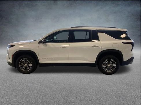 Used 2025 Chevrolet Traverse LT FWD image 2