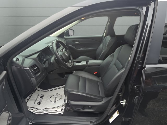 Certified 2025 Nissan Rogue SV w/ SV Premium Package FWD image 12