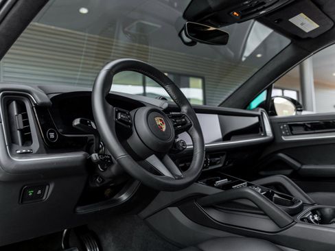 Used 2024 Porsche Cayenne Turbo image 4