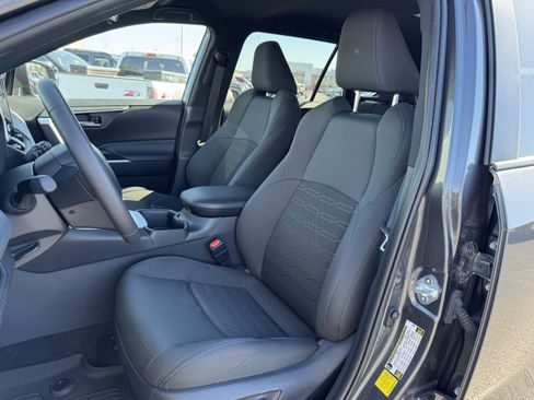 Used 2025 Toyota RAV4 SE image 25