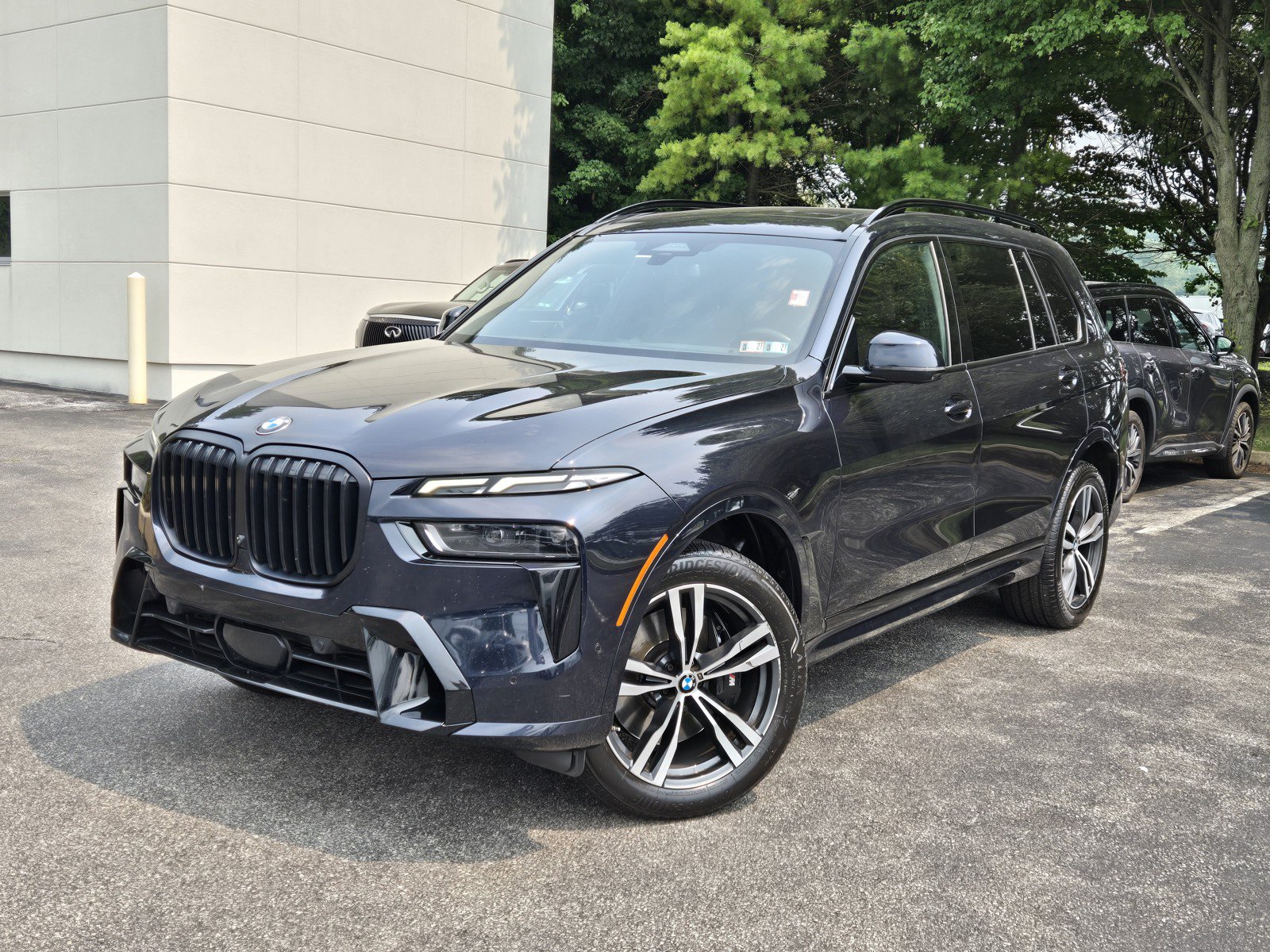 Used 2023 BMW X7 xDrive40i w/ M Sport Package AWD/4WD image 1