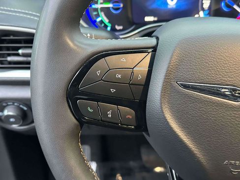 Used 2024 Chrysler Pacifica Limited image 20