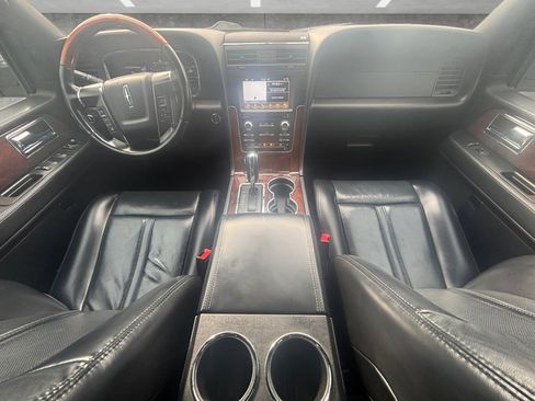 Used 2017 Lincoln Navigator Select image 24