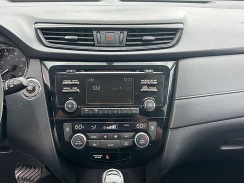 Used 2017 Nissan Rogue SV FWD image 14
