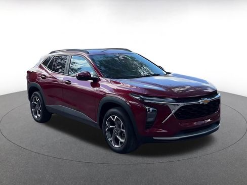 Used 2025 Chevrolet Trax LT image 3