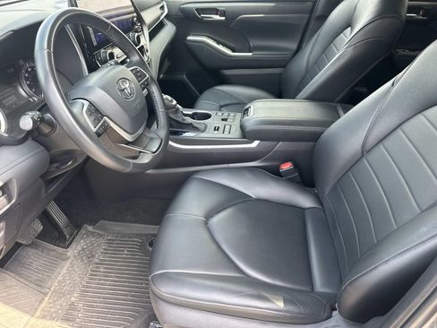 Used 2024 Toyota Highlander XLE AWD/4WD image 17