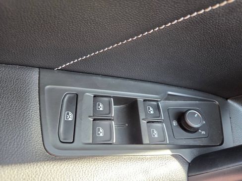 Used 2022 Volkswagen Tiguan SE FWD image 19