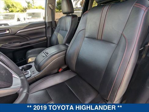 Used 2019 Toyota Highlander SE image 20