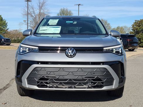 New 2026 Volkswagen Taos SE image 8