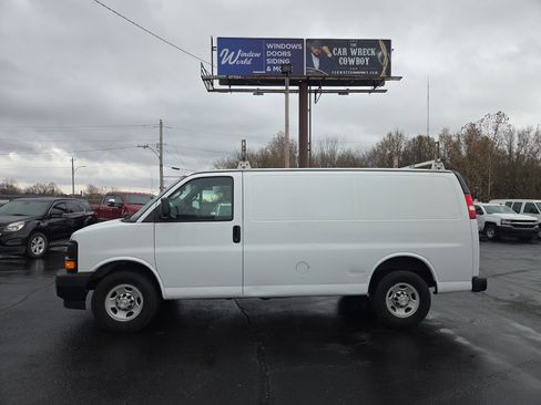 Used 2017 Chevrolet Express 2500 image 2