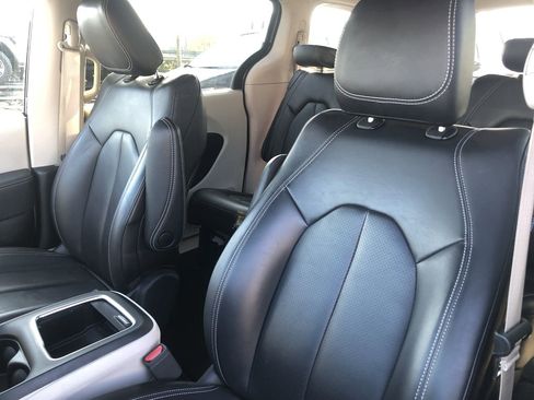 Used 2023 Chrysler Pacifica Touring-L image 23