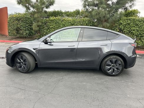 Used 2024 Tesla Model Y Long Range image 3