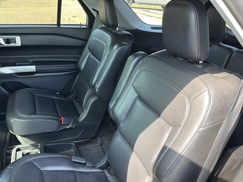 Used 2021 Ford Explorer XLT w/ Equipment Group 202A AWD/4WD image 16