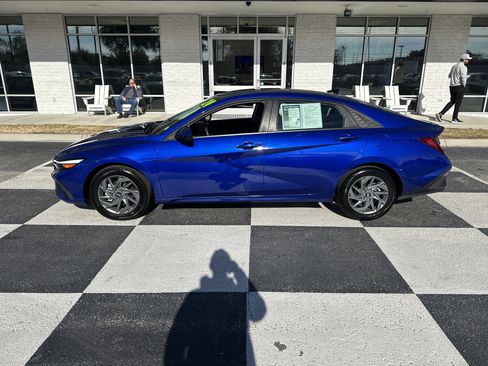 Used 2024 Hyundai Elantra SEL image 1