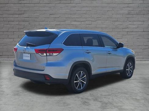 Used 2019 Toyota Highlander XLE FWD image 5