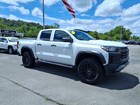 Used 2023 Chevrolet Colorado Trail Boss w/ Advanced Trailering Package AWD/4WD image 3