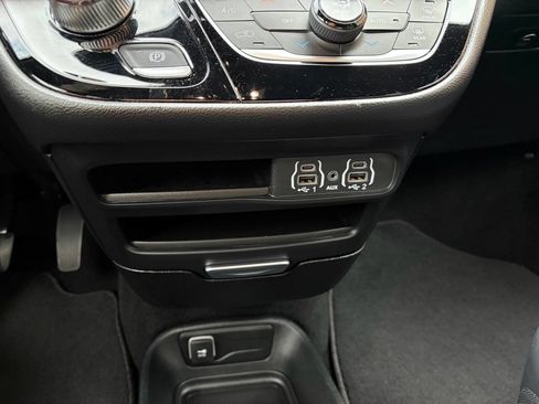 Used 2025 Chrysler Pacifica Select FWD image 30