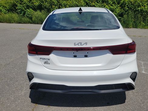 Used 2023 Kia Forte LXS w/ LXS Technology Package FWD image 6