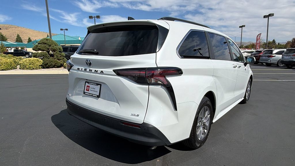 Certified 2025 Toyota Sienna XLE FWD image 3