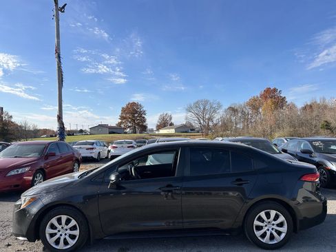 Used 2020 Toyota Corolla LE image 4