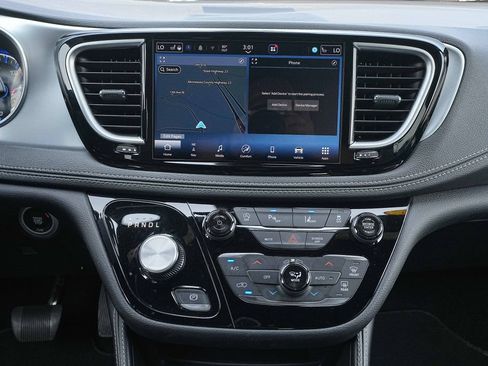 Used 2025 Chrysler Pacifica Limited FWD image 29