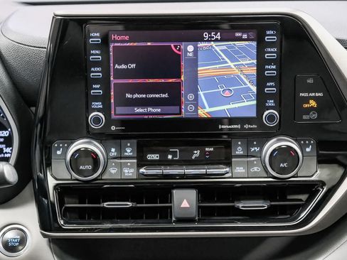 Used 2020 Toyota Highlander XLE AWD/4WD image 16