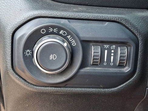 Used 2018 Jeep Wrangler Unlimited Sahara AWD/4WD image 23