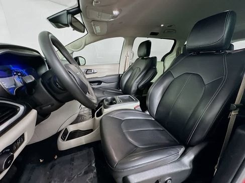 Used 2023 Chrysler Pacifica Touring-L FWD image 12