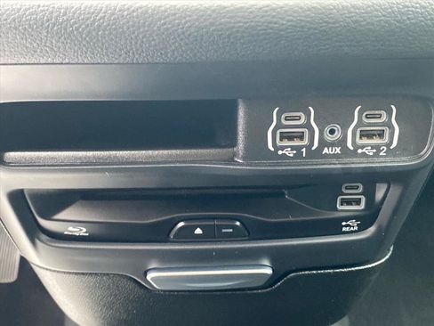 Used 2025 Chrysler Pacifica Select w/ Uconnect Theater Family Group AWD/4WD image 15