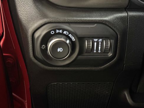 Used 2019 Jeep Wrangler Unlimited Sahara image 27