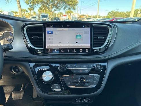 Used 2024 Chrysler Pacifica Select image 23