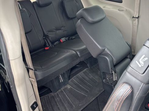 Used 2017 Chrysler Pacifica Touring-L Plus w/ Advanced Safetytec Group FWD image 22