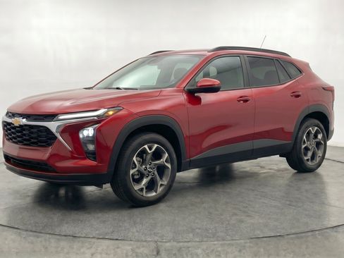 Used 2025 Chevrolet Trax LT FWD image 3