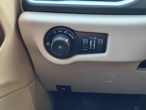 Used 2024 Chrysler Pacifica Touring-L FWD image 10