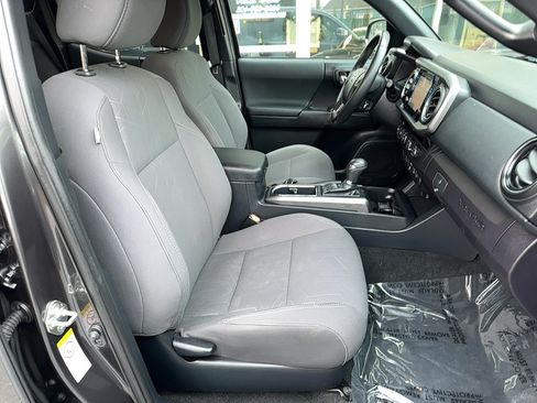 Used 2018 Toyota Tacoma TRD Sport AWD/4WD image 19