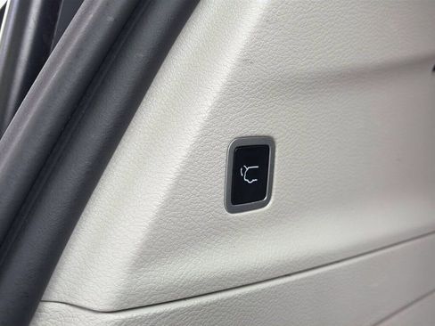 Used 2023 Chrysler Pacifica Limited image 11