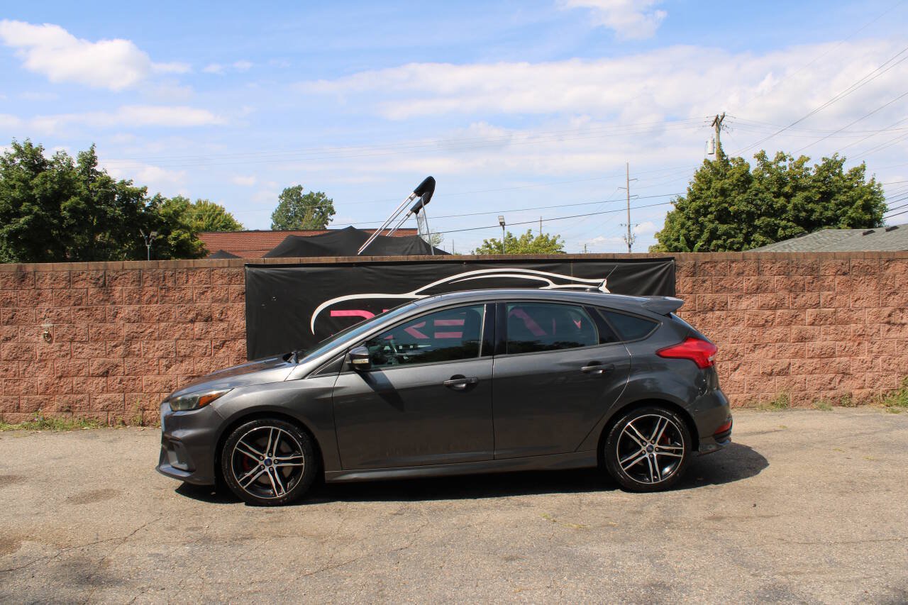 Used 2018 Ford Focus ST FWD image 2