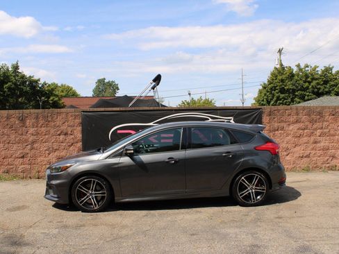 Used 2018 Ford Focus ST FWD image 2