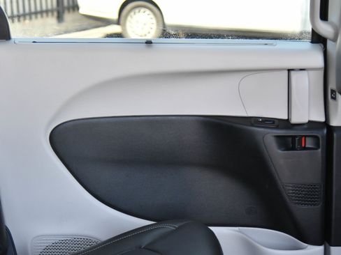 Used 2023 Chrysler Pacifica Touring-L FWD image 47