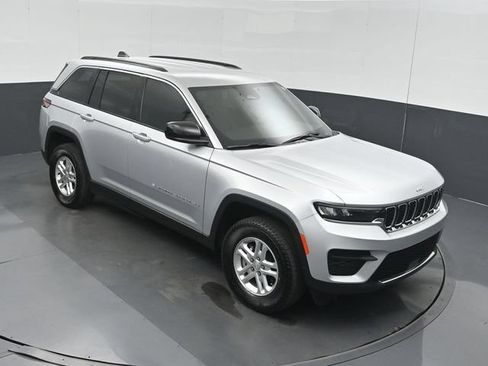 Used 2025 Jeep Grand Cherokee Laredo AWD/4WD image 41