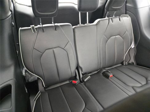 Used 2025 Chrysler Pacifica Limited w/ Uconnect Theater Family Group image 15