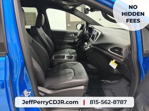 New 2026 Chrysler Pacifica Select w/ S Appearance Package FWD image 23