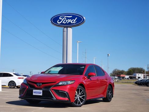 Used 2022 Toyota Camry SE image 3