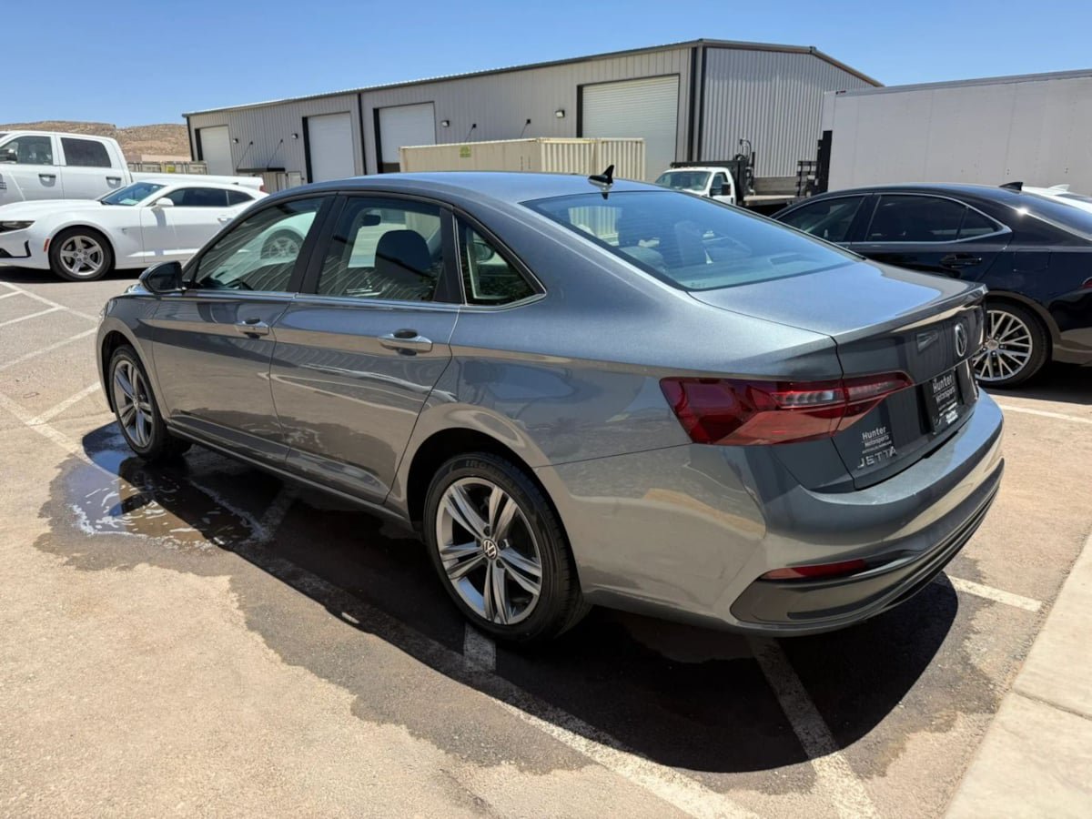 Used 2024 Volkswagen Jetta SE FWD image 5