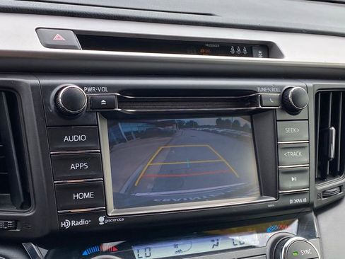 Used 2018 Toyota RAV4 XLE AWD/4WD image 18