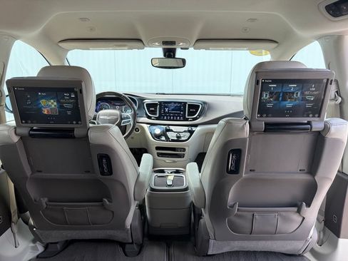 Used 2020 Chrysler Pacifica Touring-L Plus FWD image 31
