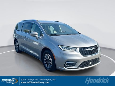Used 2021 Chrysler Pacifica Touring-L FWD image 1
