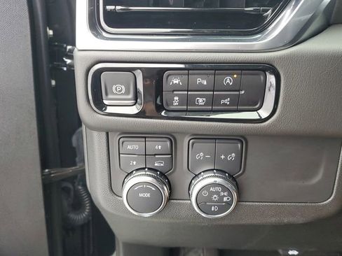 Used 2025 GMC Yukon XL Denali AWD/4WD image 33