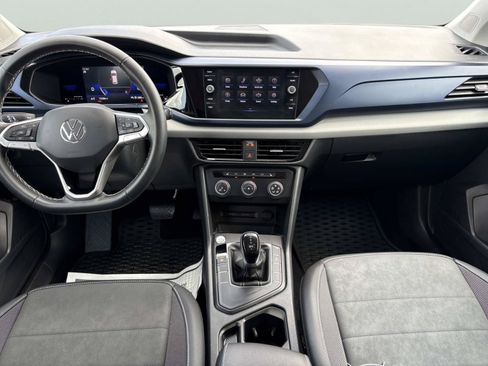 Used 2022 Volkswagen Taos SE FWD image 12