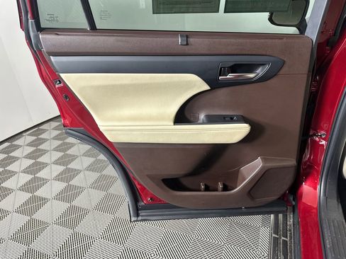 Used 2022 Toyota Highlander XLE image 22